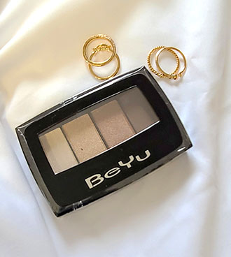 Fall Beauty Influencer BeYu eyeshadow