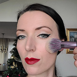 Holiday Beauty Looks Classic Red Eye Shadow Blush