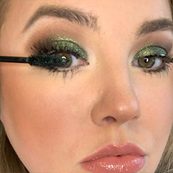 Holiday Beauty Looks Smokey Emerald Green Mascara